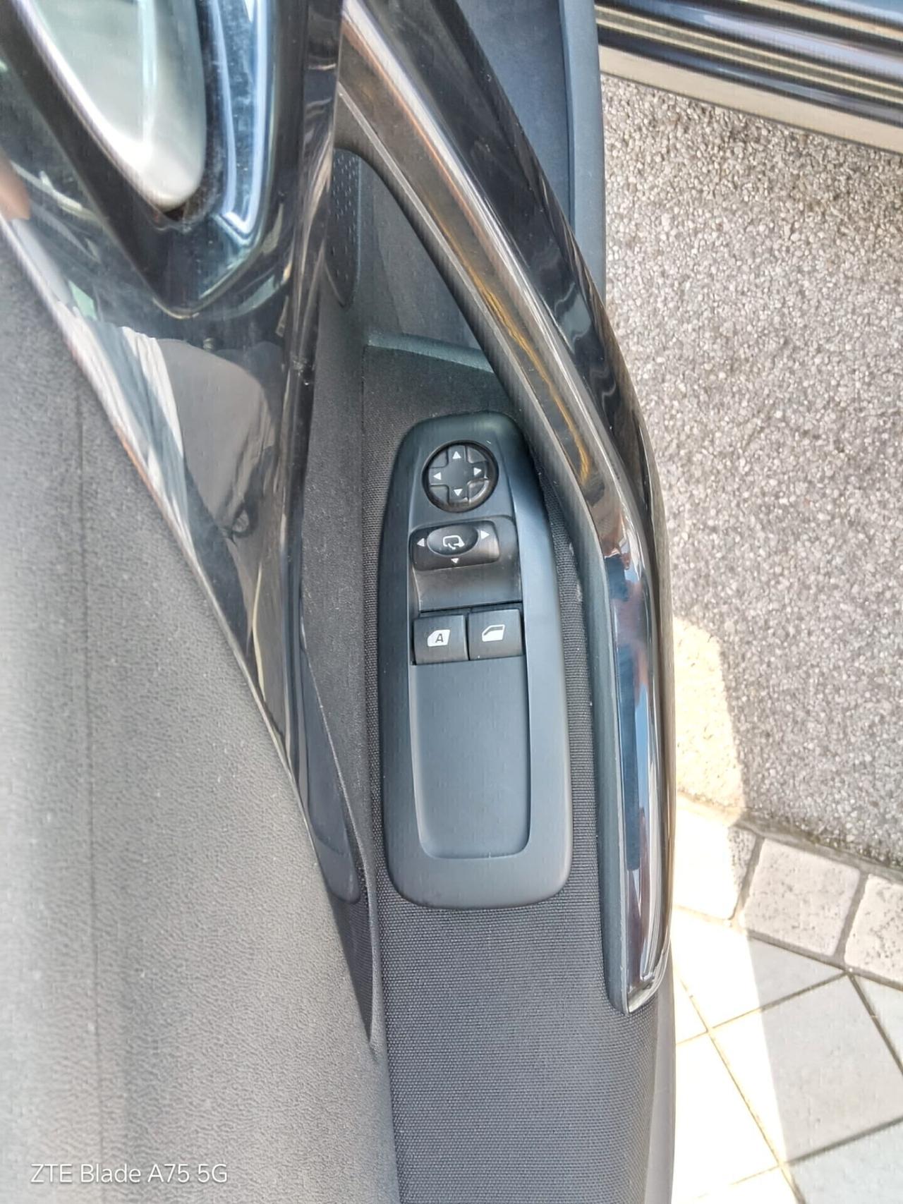 Peugeot 208 1.2 benzina Neopatentati