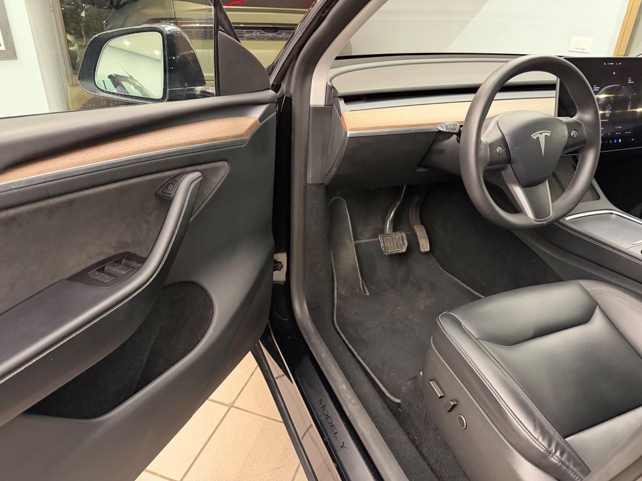 Tesla Model Y RWD Iva esposto