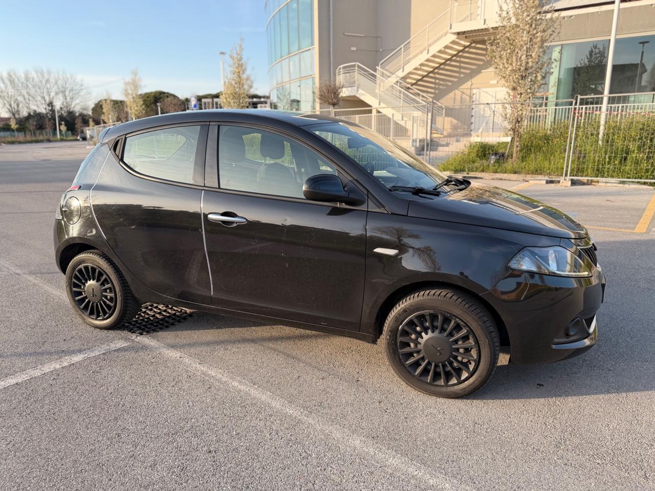 Lancia Ypsilon 1.0 FireFly 5 porte S&S Hybrid Alberta Ferretti