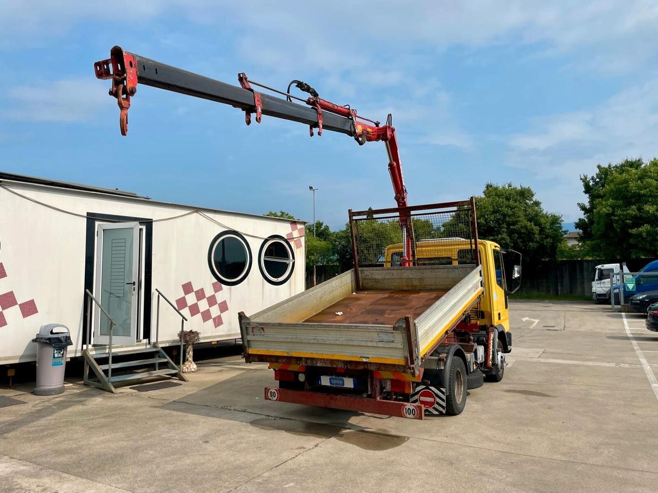 IVECO EUROCARGO 75E14 TRILATERALE + GRU FERRARI 540 A3