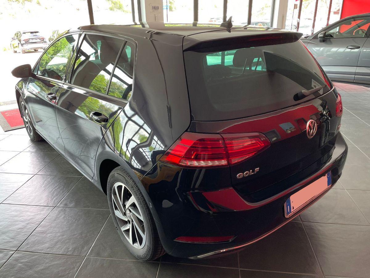 VOLKSWAGEN - Golf