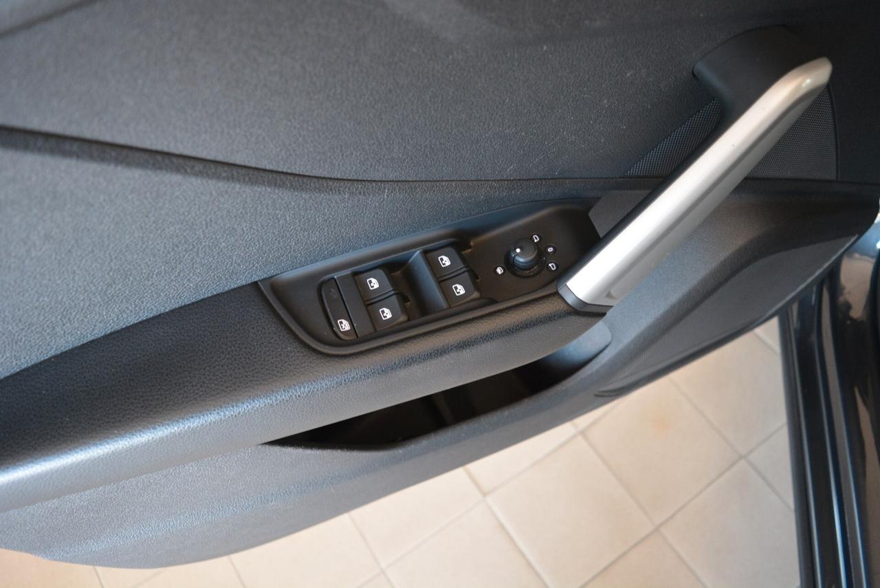 Audi Q2 30 TFSI Business telecamera