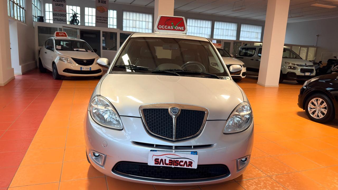 Lancia Ypsilon 1.4 16V Sport MomoDesign