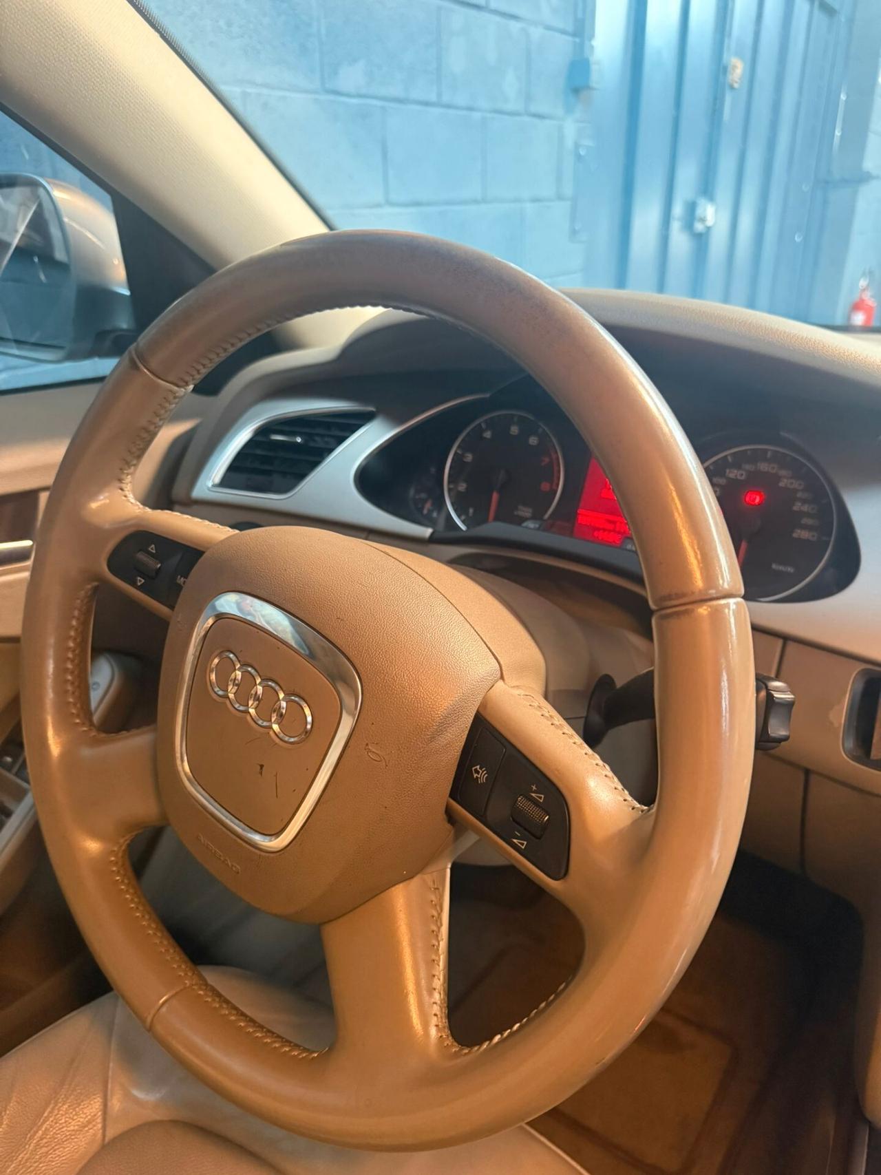 A4 BENZINA BERLINA INTERNI IN PELLE