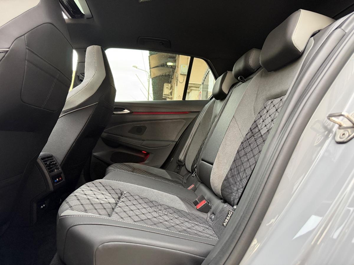 Volkswagen Golf 8 R-line 2.0 TDI 150 CV