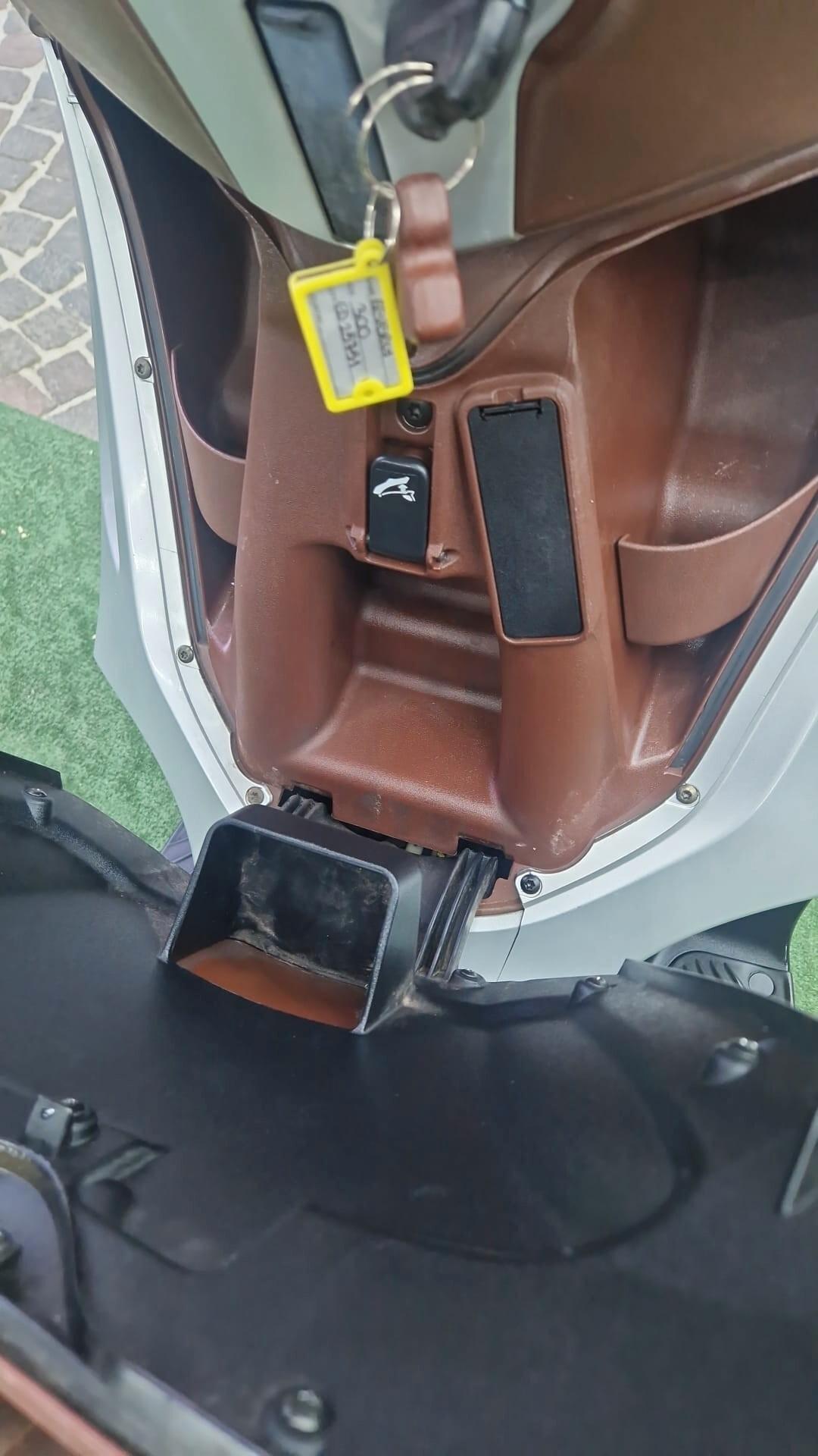 Piaggio Beverly 300 BASE