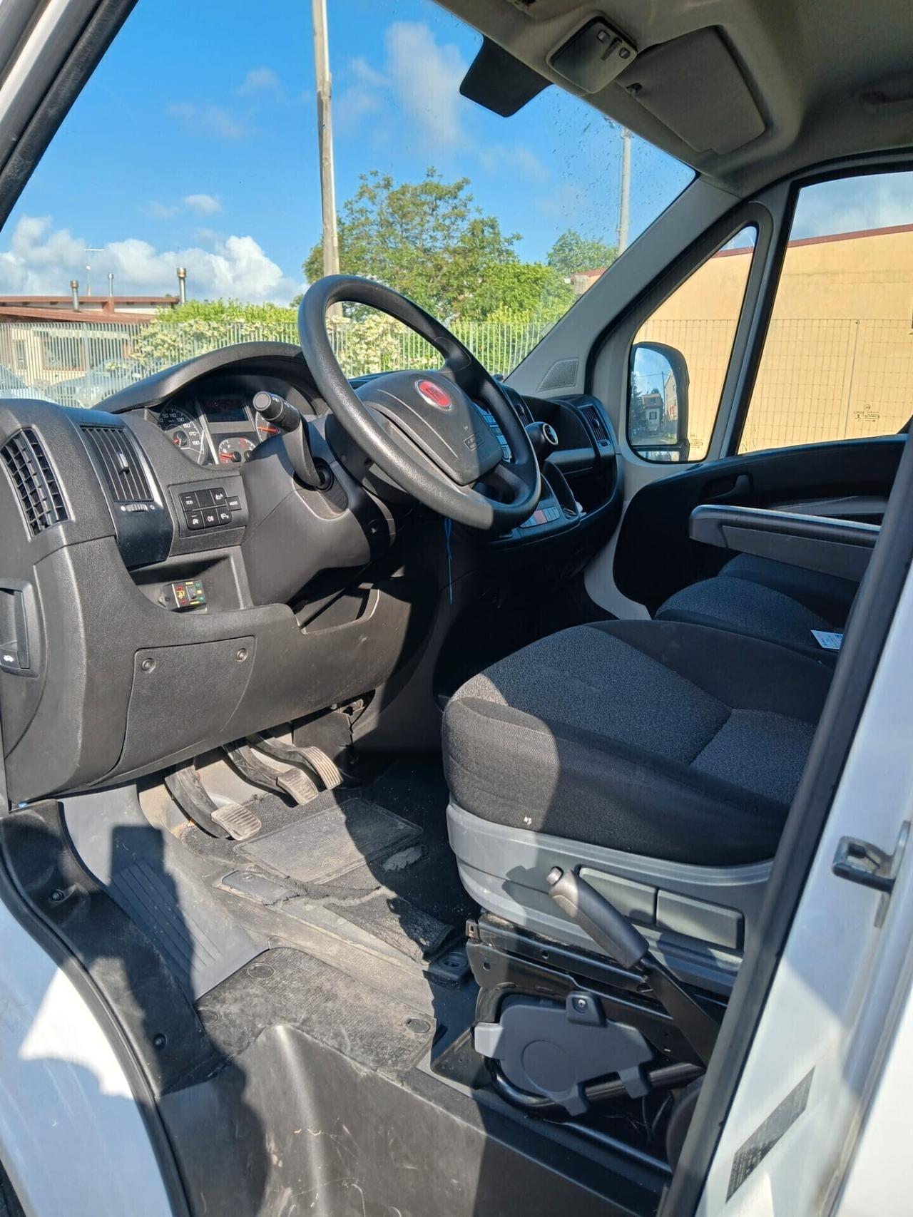 Fiat Ducato 35 2,3 MJT con pedana di carico