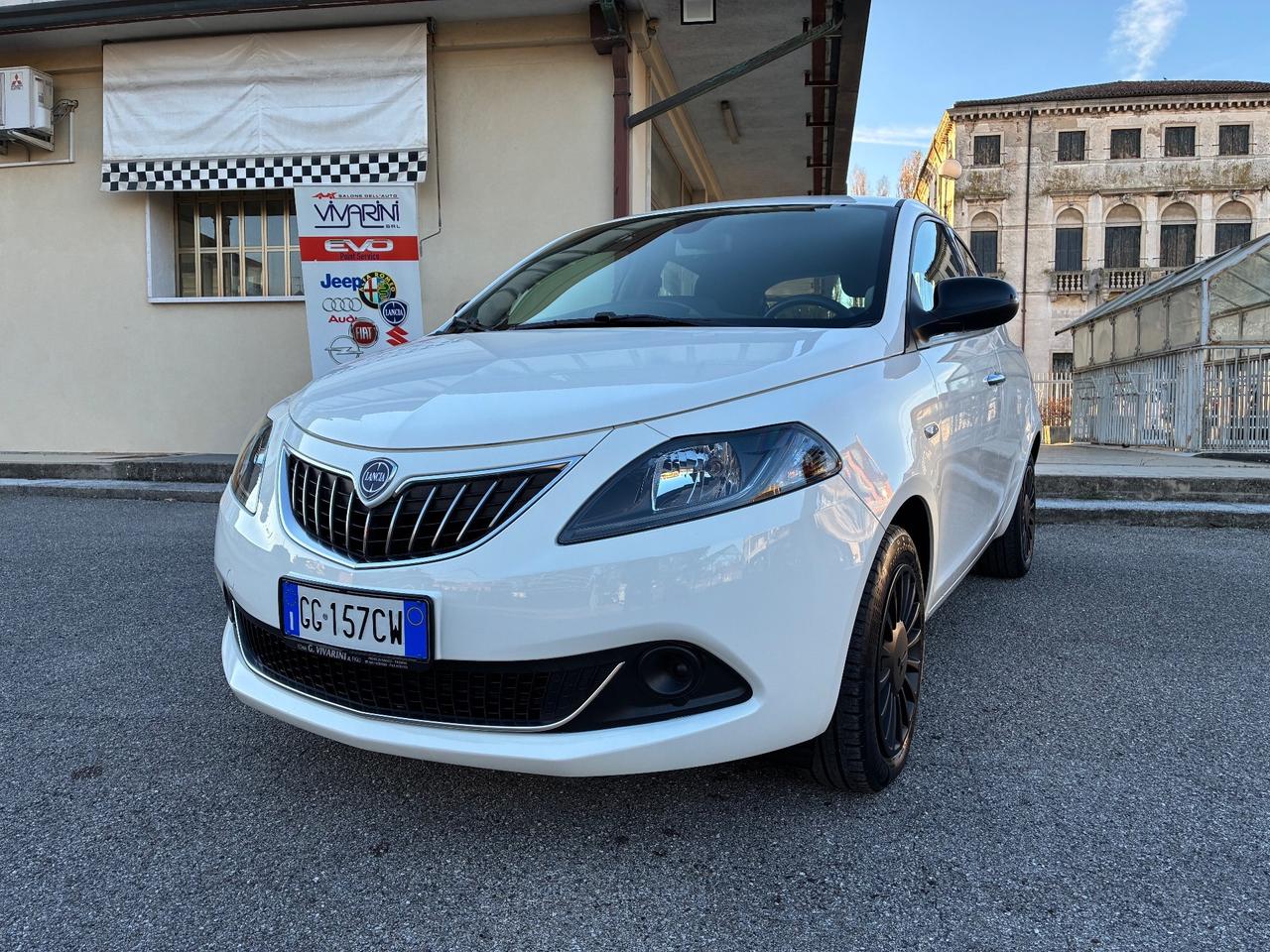 Lancia Ypsilon 1.0 FireFly S&S Hybrid Ecochic Silver