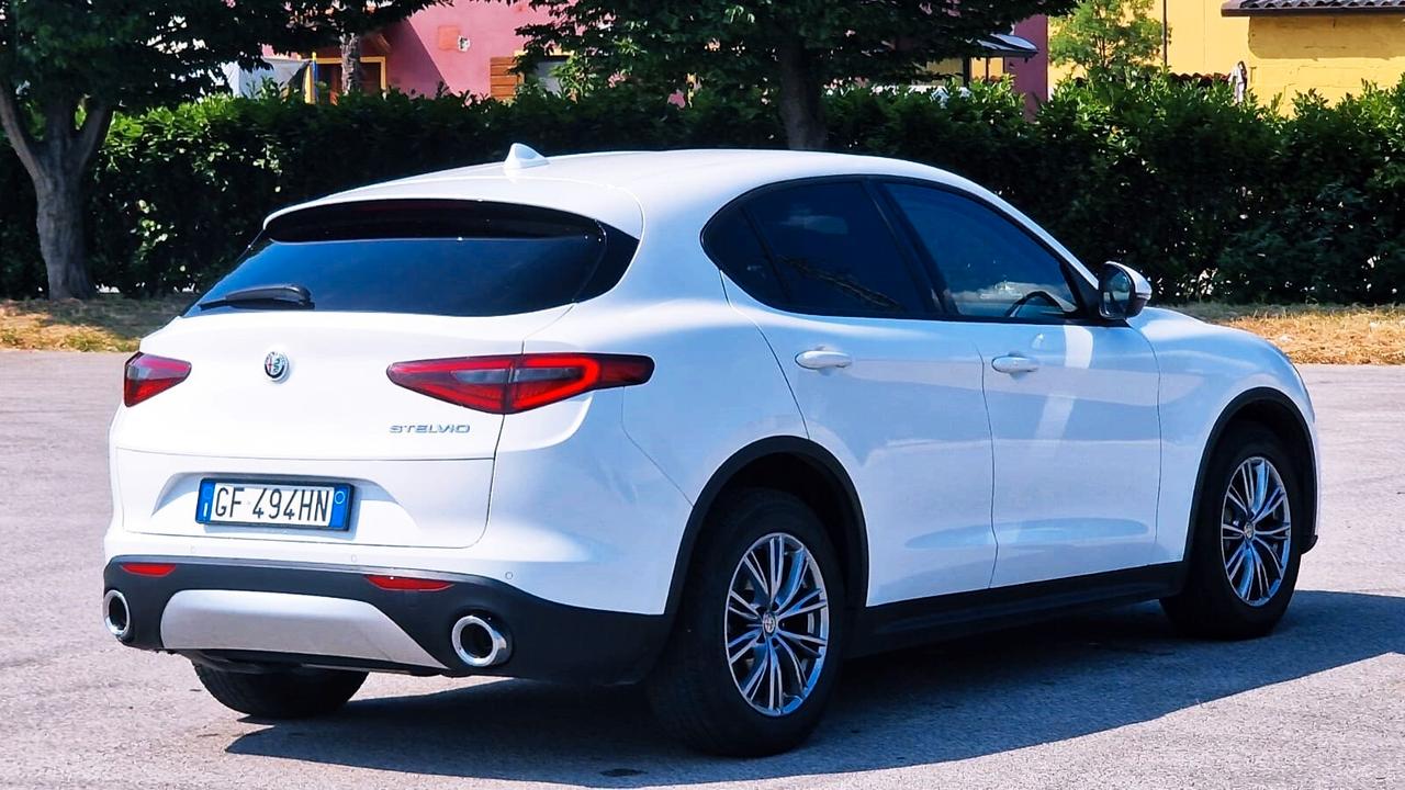 Alfa Romeo Stelvio 2.2 Turbodiesel 160 CV AT8 RWD