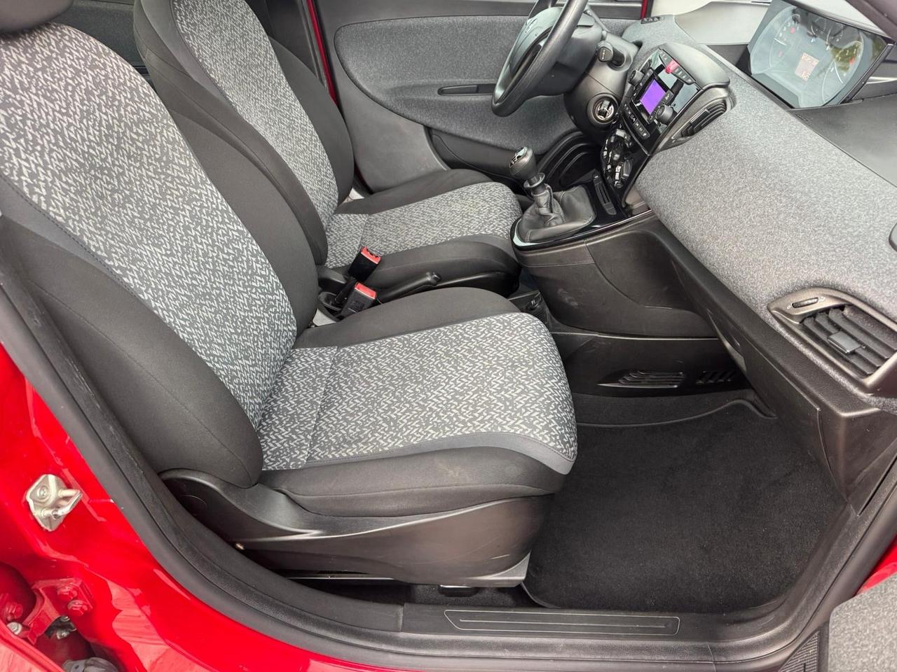 Lancia Ypsilon 1.0 FireFly 5 porte S&S Hybrid Ecochic Gold neopatentati