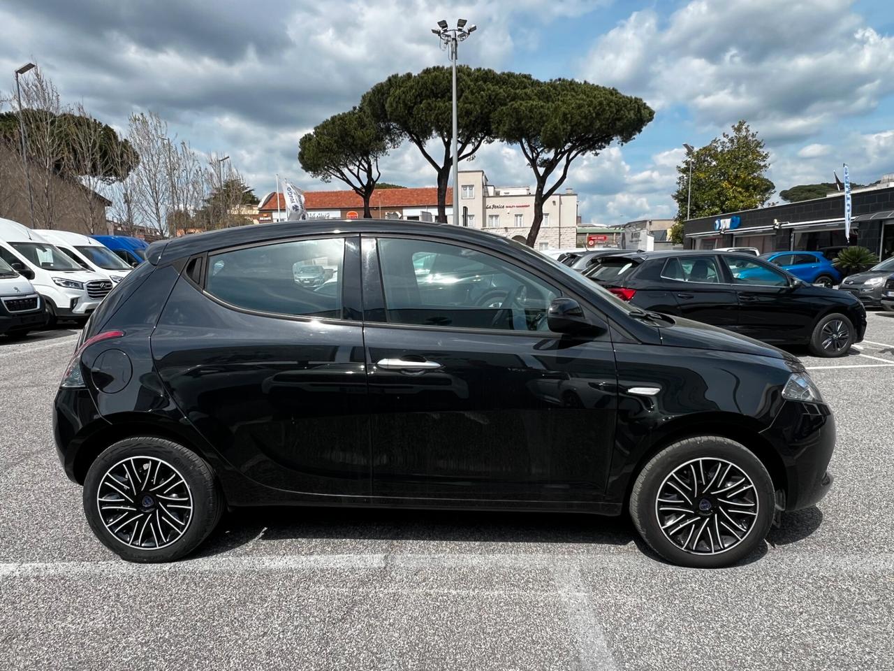 Lancia Ypsilon 1.0 FireFly 5 porte S&S Hybrid Ecochic Silver