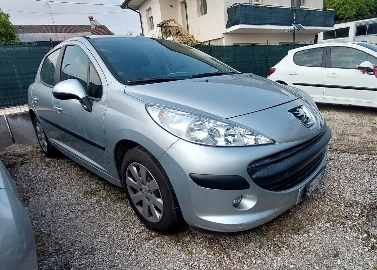 Peugeot 207 1.4 benzina Neopatentati