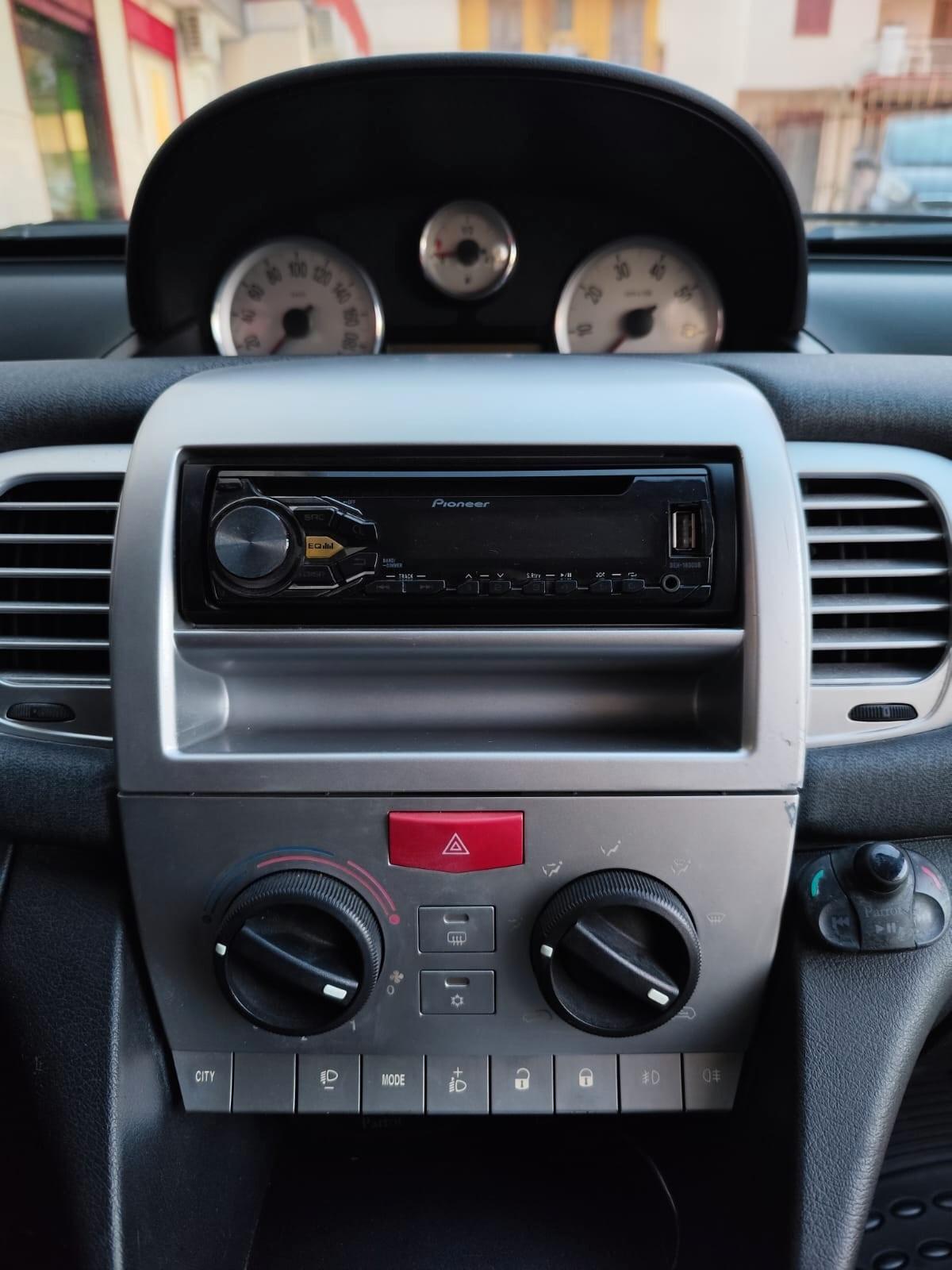 Lancia Ypsilon 1.3 MJT 75 CV Unyca