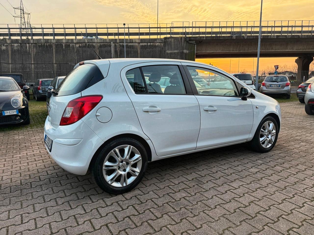 Opel Corsa 1.4 16V 5 porte OK NEOPATENTATI