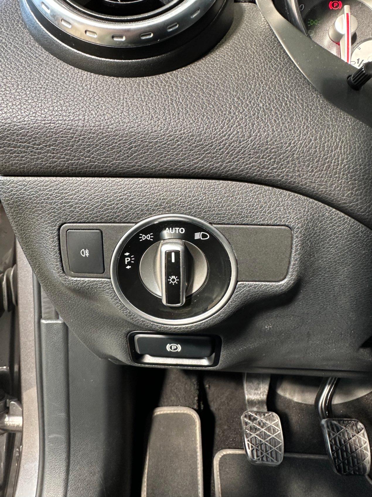 Mercedes GLA 200 Sport - Xeno - 18" - Navi - Sensori park