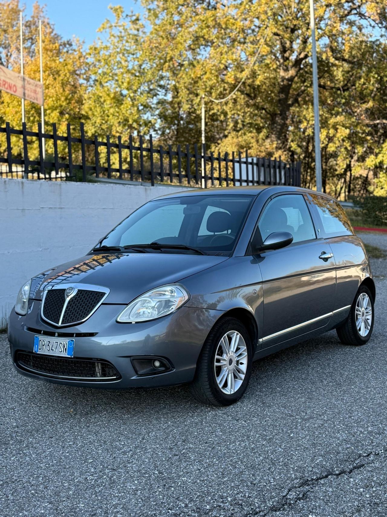 Lancia Ypsilon 1.3 MJT 75 CV DPF Sport MomoDesign