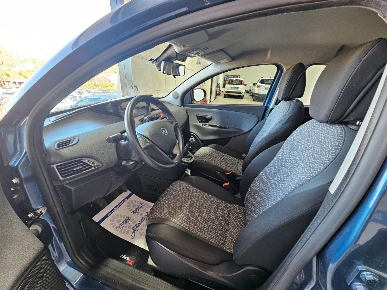 Lancia Ypsilon 1.0 firefly hybrid Silver s&s 70cv 5p.ti