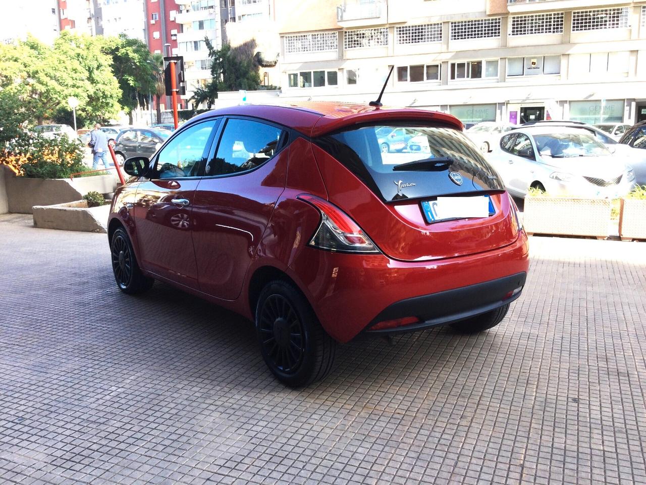 Lancia Ypsilon 1.0 FireFly 5 porte S&S Hybrid Ecochic Silver