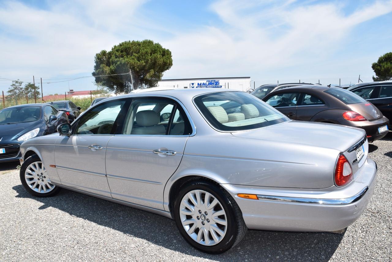 Jaguar XJ 4.2 V8 298CV AUT. NAVI PELLE SENSORI CRUISE BT Executive