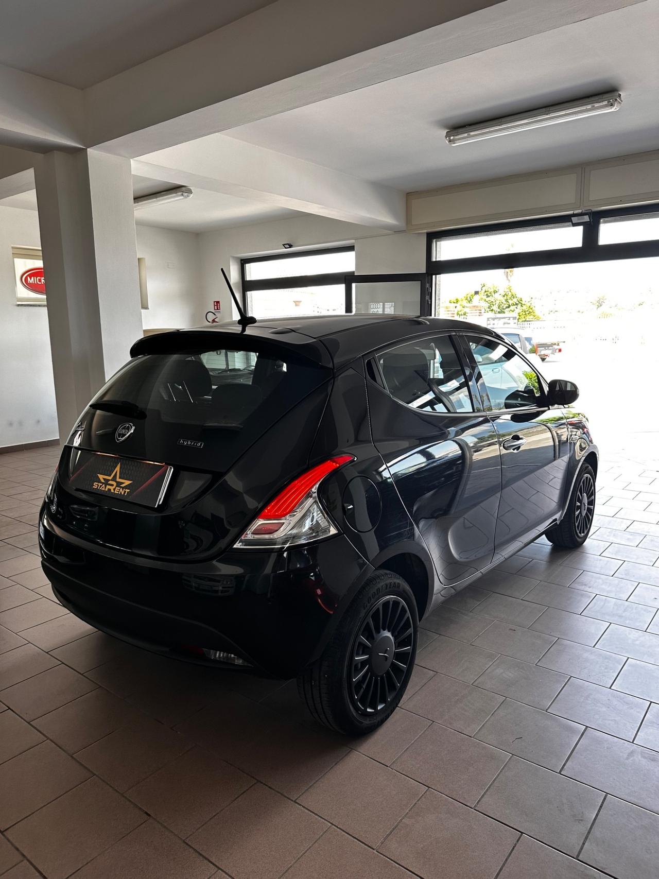 Lancia Ypsilon 1.0 FireFly 5 porte S&S Hybrid Silver