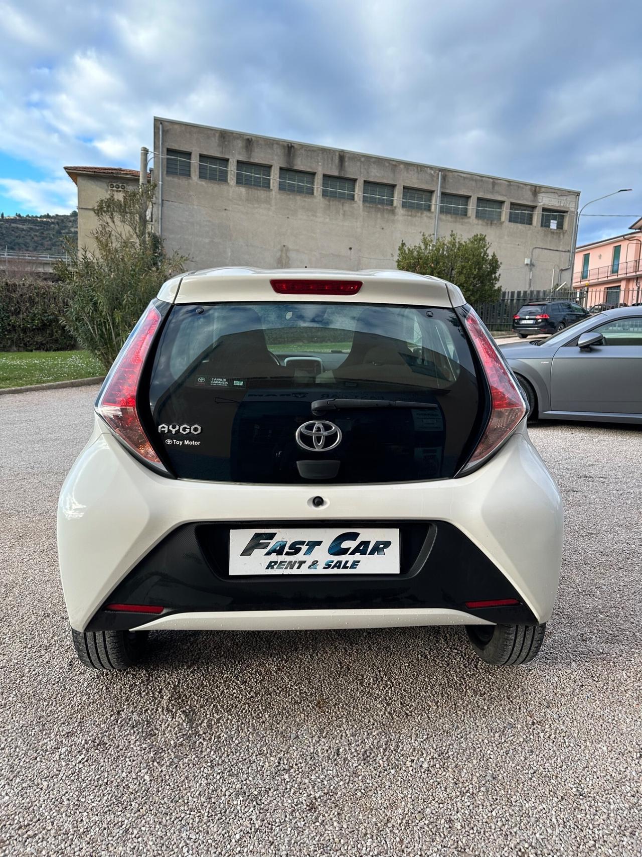 Toyota Aygo 1.0 VVT-i 69 CV 5 porte x-black ok neopatentati