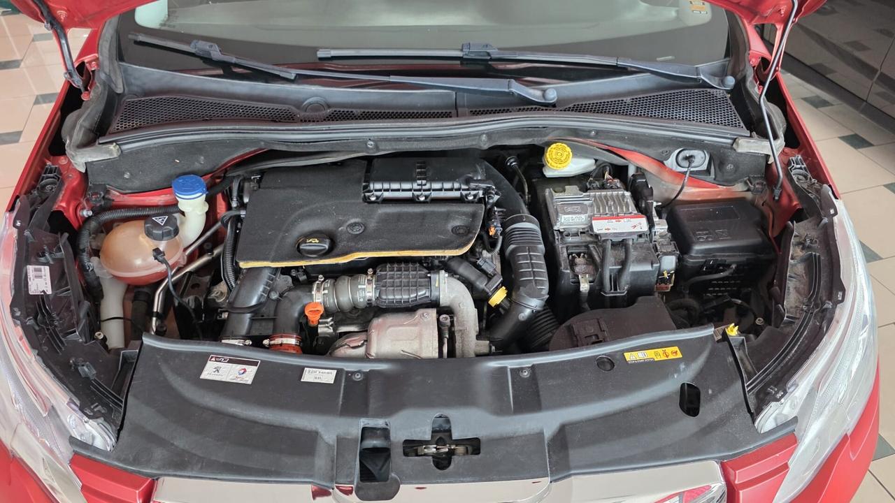 Peugeot 2008 BlueHDi 120 S&S Allure Red matt