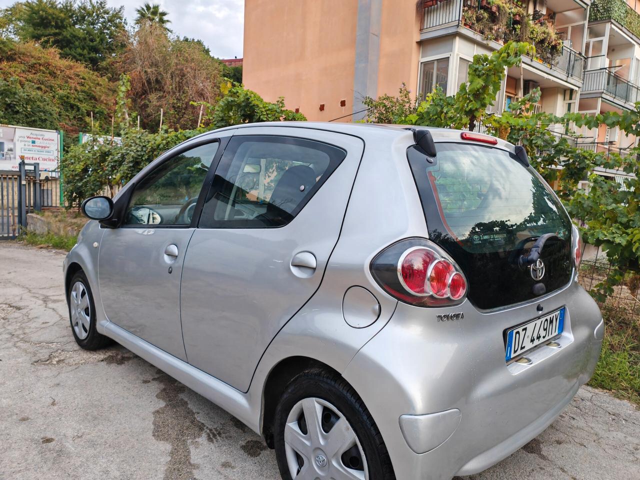 Toyota Aygo FRIZIONE FATTA OGGI UNA BAMBOLA