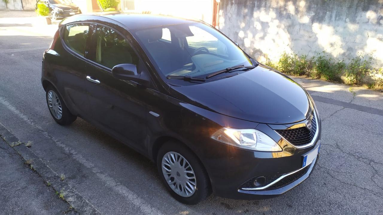 Lancia Ypsilon 1.2 5 porte Silver