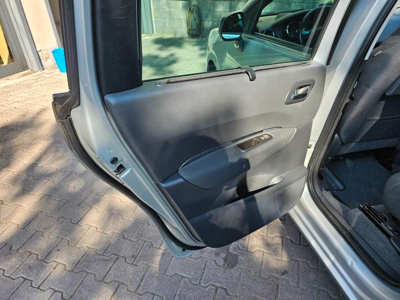 Peugeot 5008 1.6 Diesel Allure 7 Posti – Tetto Panoramico – Navigatore – KM CERTIFICATI