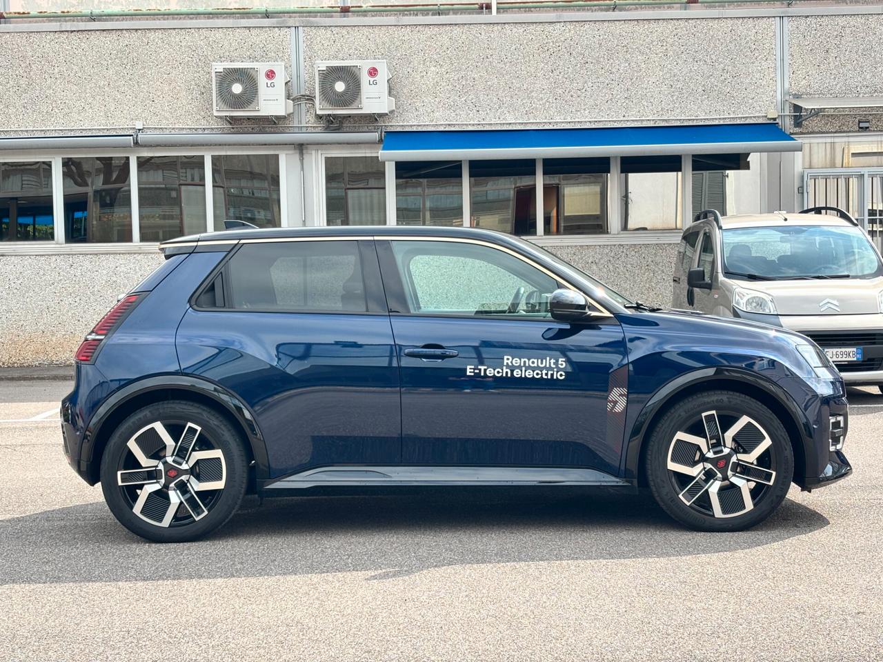 Renault 5 E-Tech Electric Blu