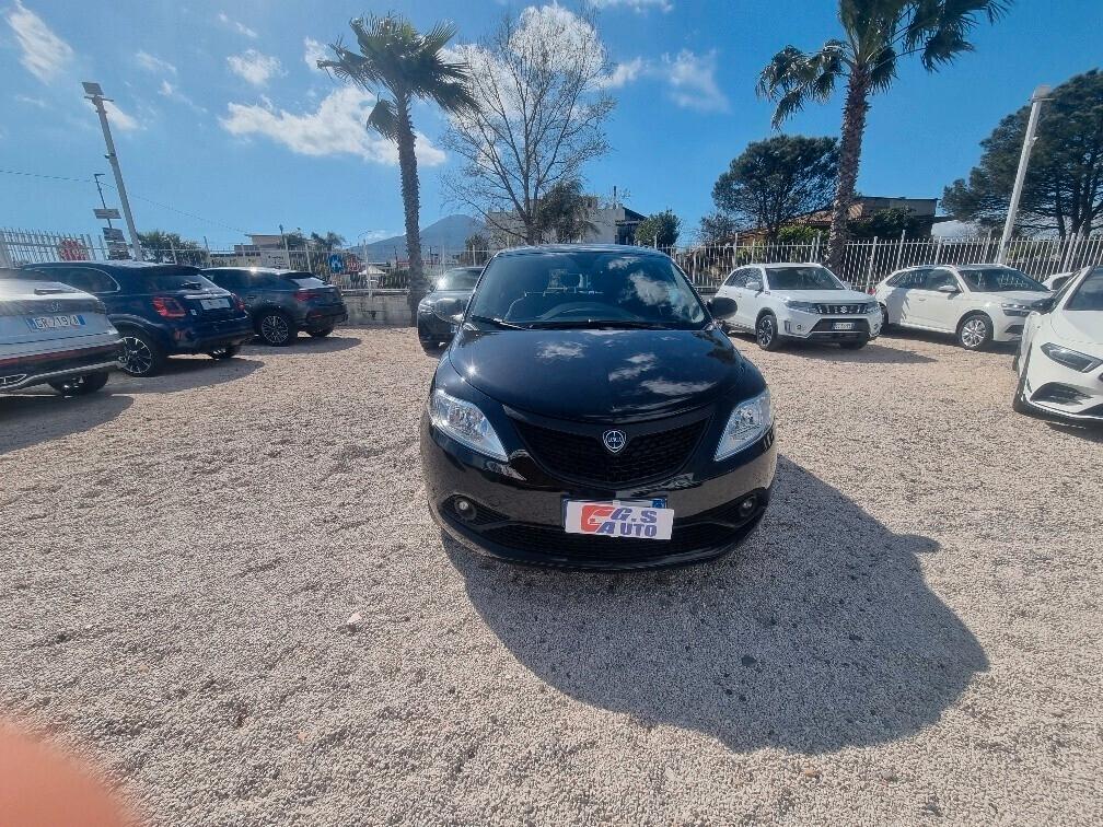 Lancia Ypsilon 1.0 FireFly 5 porte S&S Hybrid Ecochic Silver