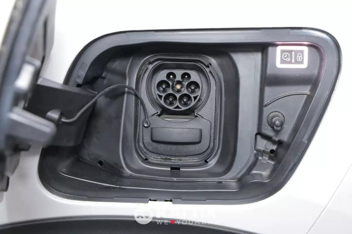 Peugeot e-2008 motore elettrico 100kW Allure Pack