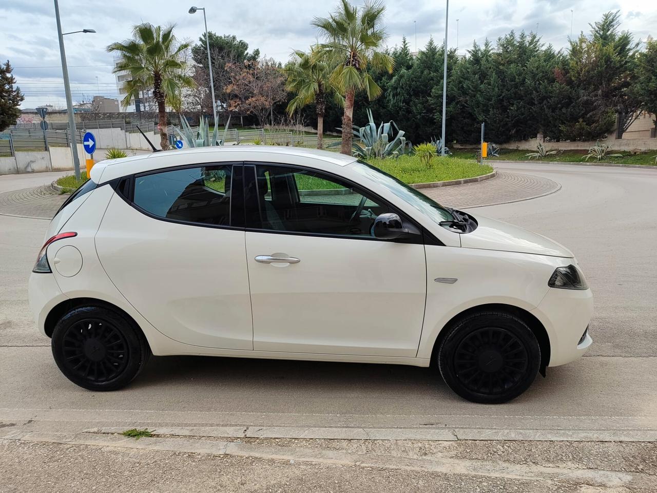 Lancia Ypsilon 1.0 FireFly SILVER 70CV