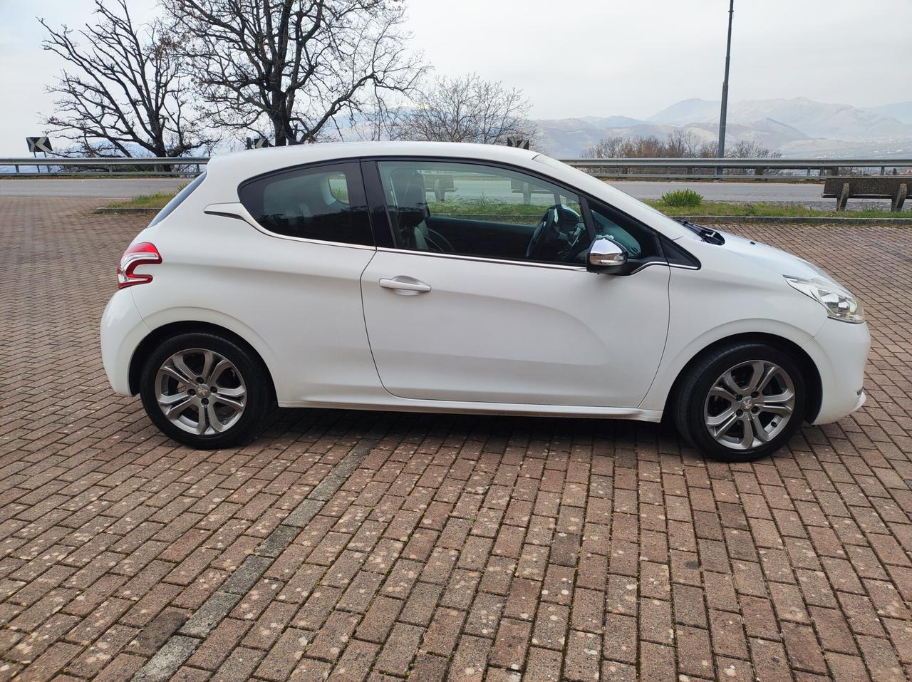 Peugeot 208 1.4 HDi 68 CV 3 porte Allure