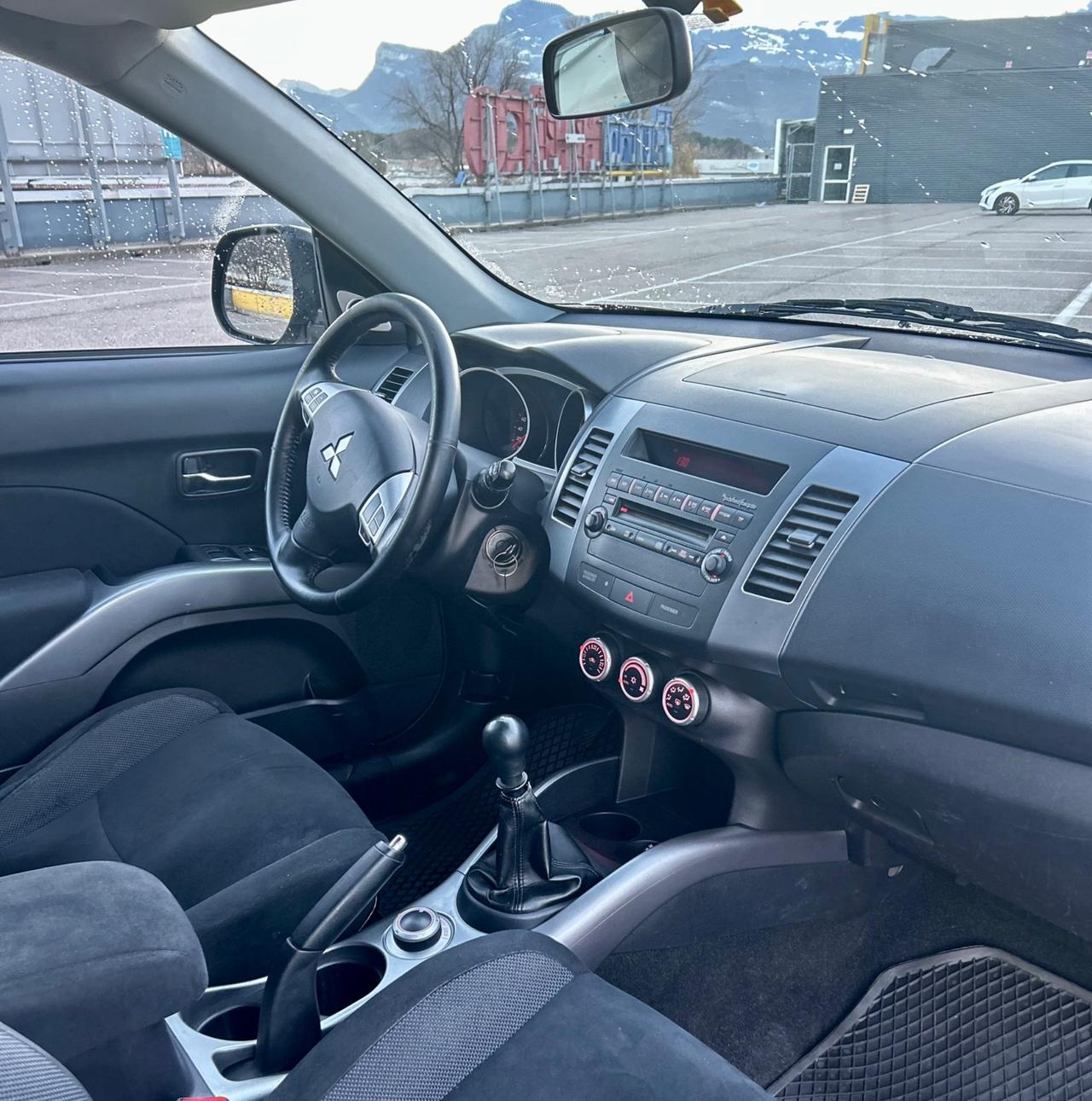 Mitsubishi Outlander 2.0 DI-D Instyle 7 POSTI