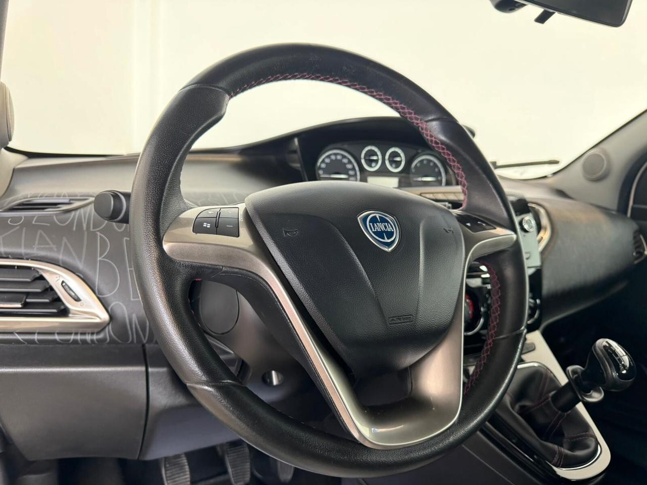 Lancia Ypsilon 0.9 TwinAir 85 CV 5 porte S&S S Momodesign