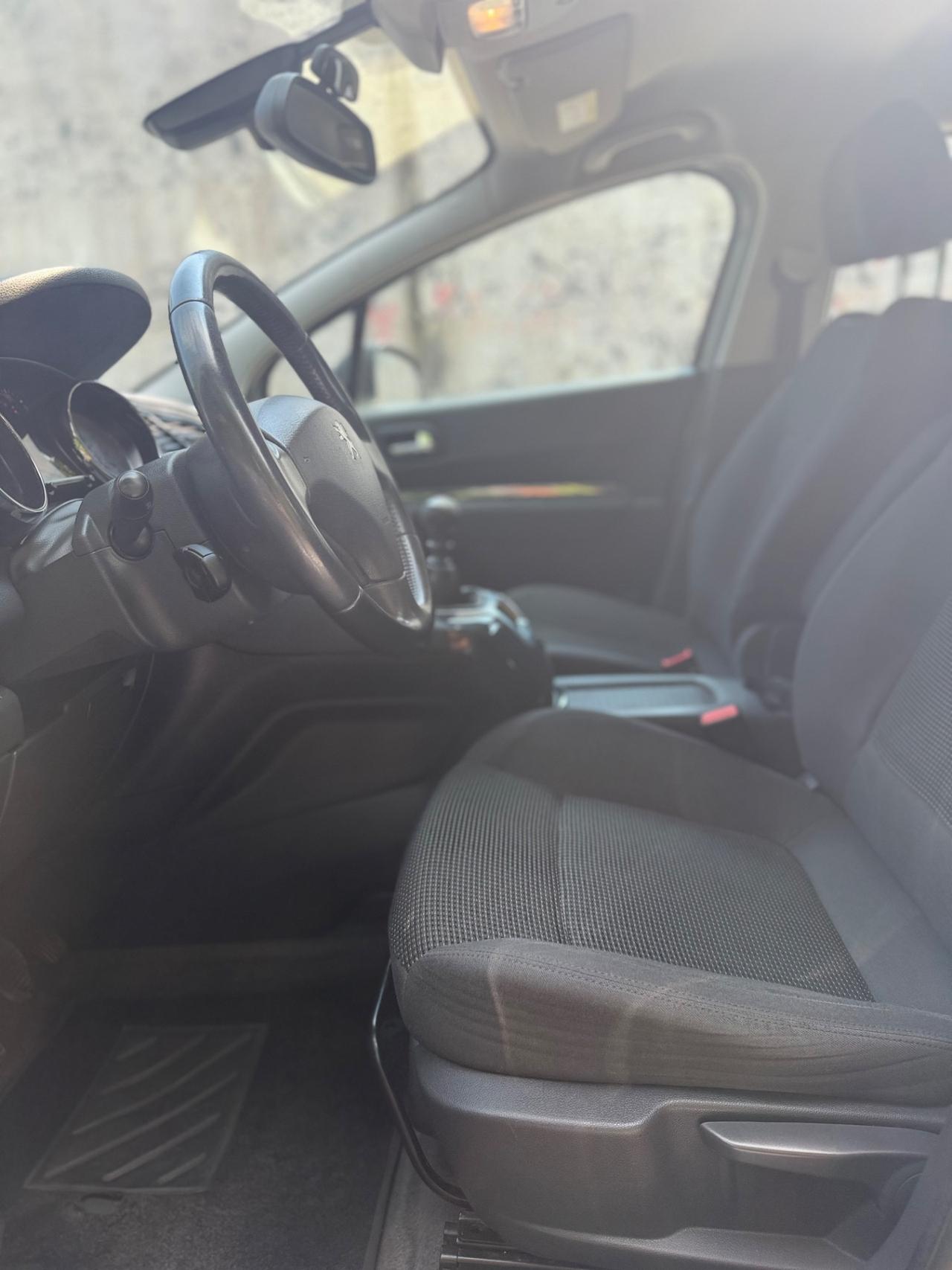 Peugeot 5008 1.6 HDI 115cv 7 POSTI