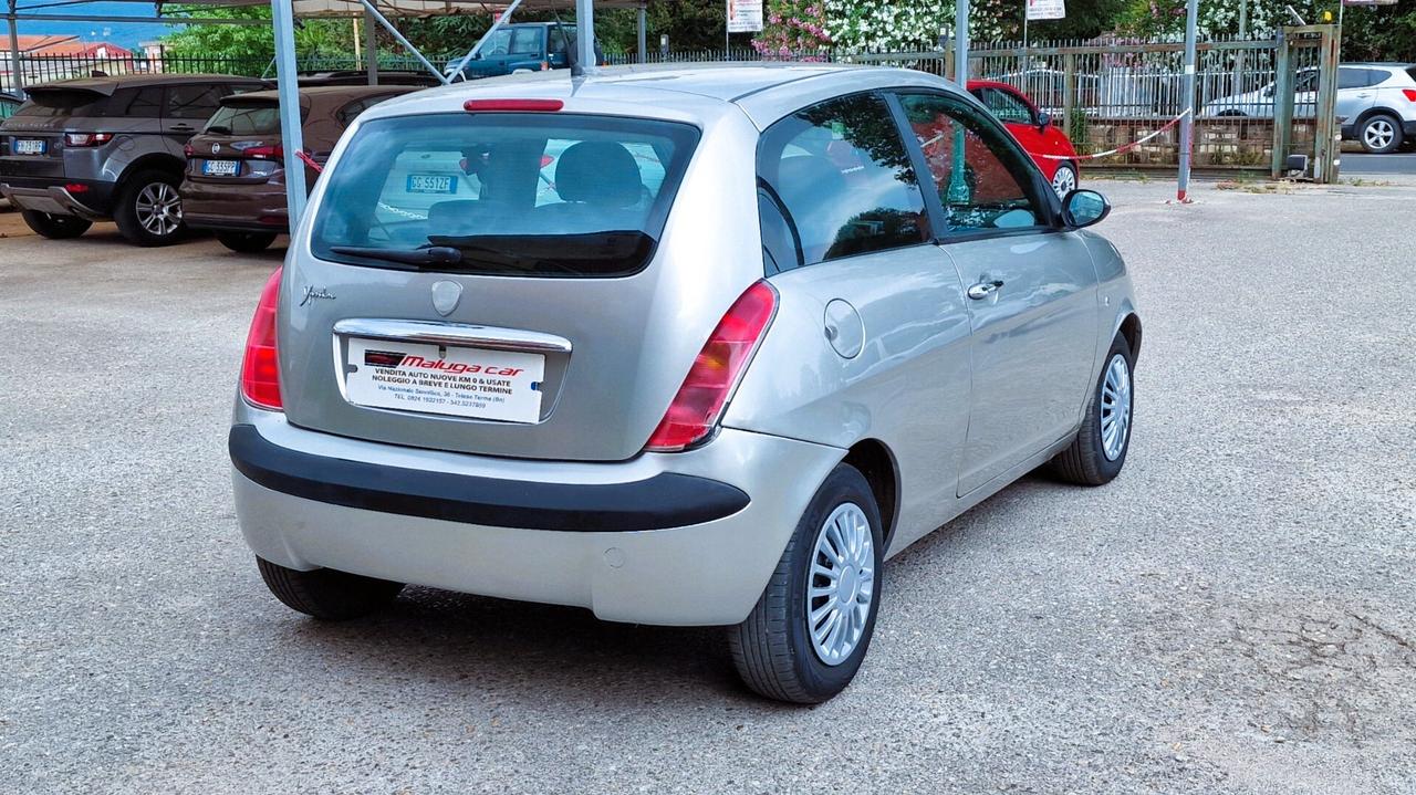 Lancia Ypsilon 1.2 16V Platino