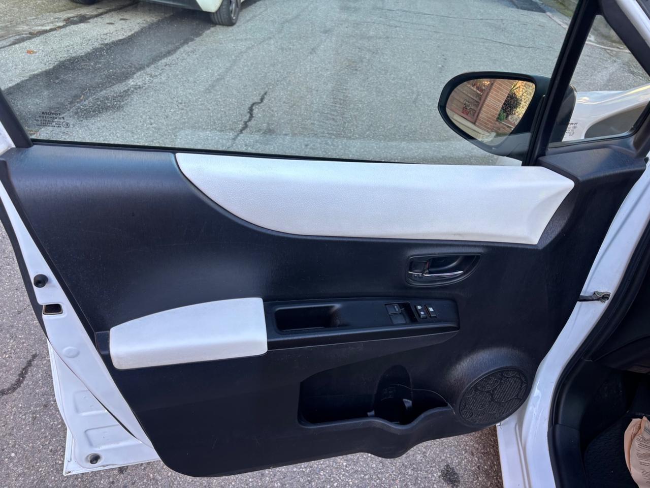 Toyota Yaris 1.0 5 porte Lounge