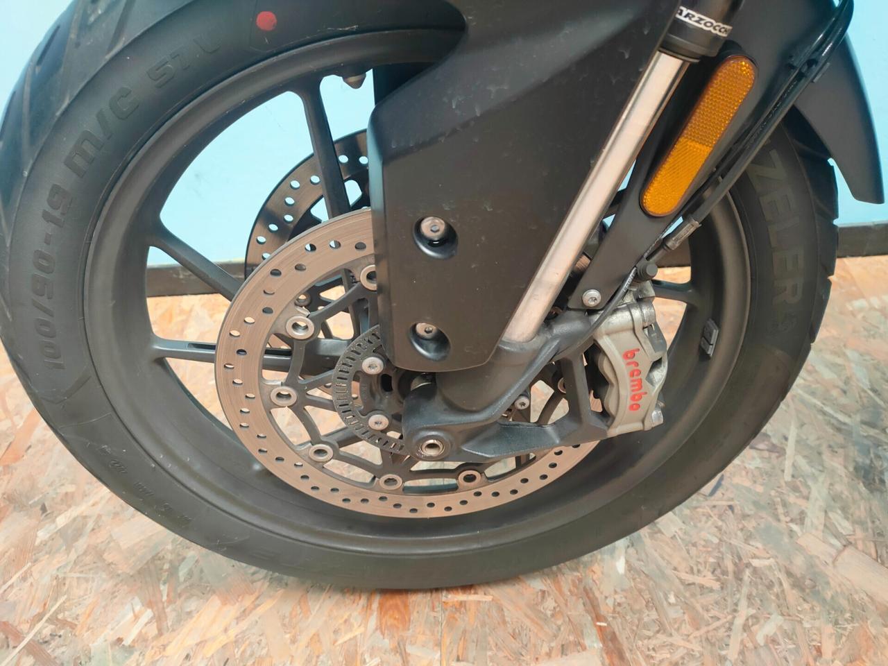 Triumph Tiger 900 GT PRO con tris borse originali