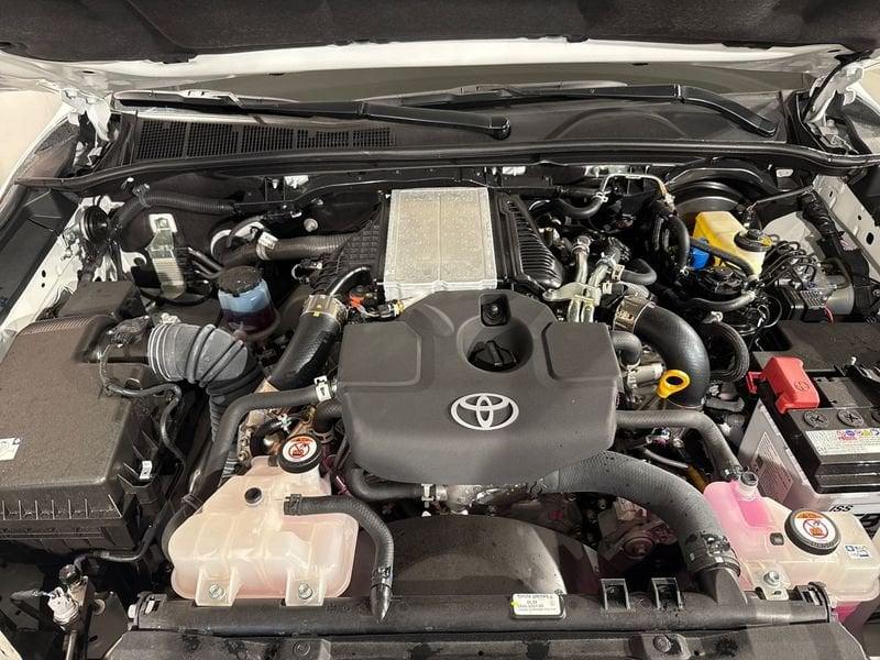 Toyota Hilux 2.8 D-4D A/T 4WD 48V 4 porte Double Cab Invincible