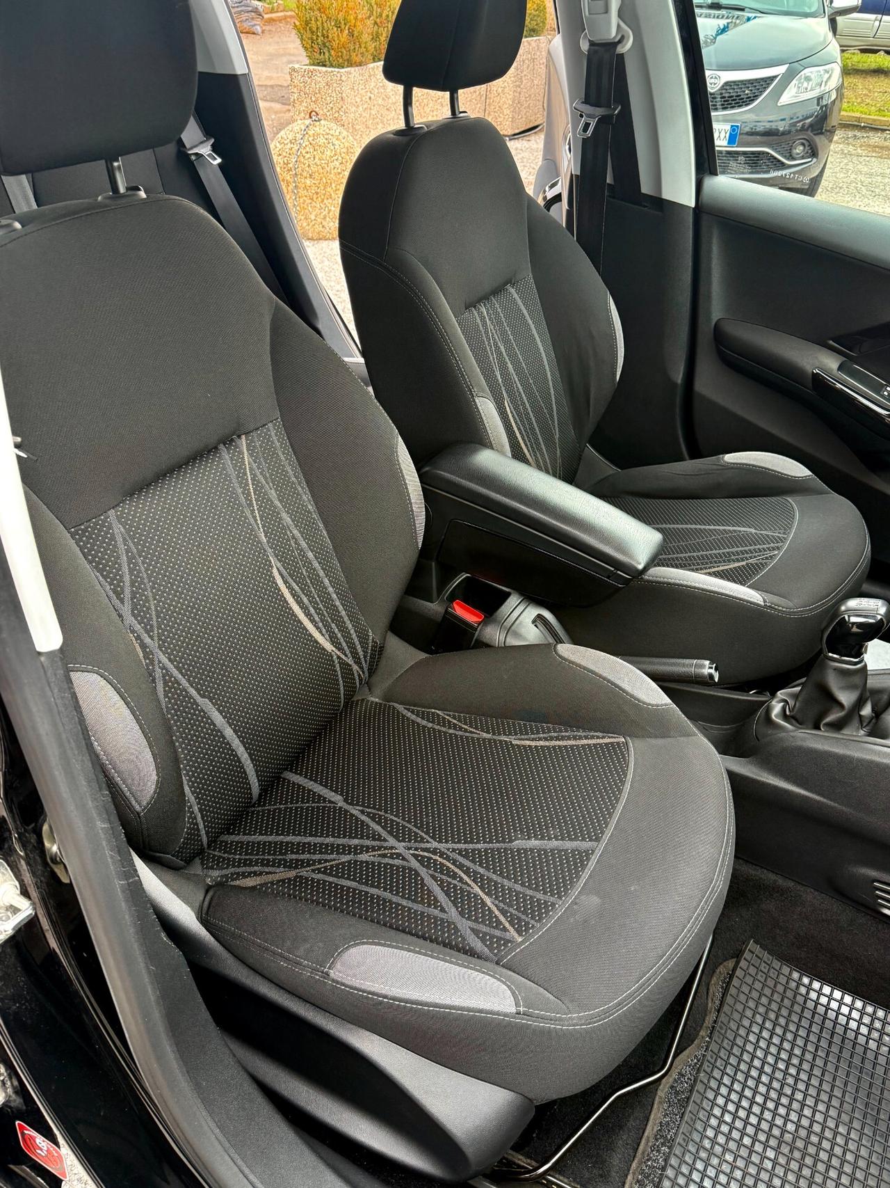 " UNA CHICCA " Peugeot 208 1.6 e-HDi 92 CV Allure