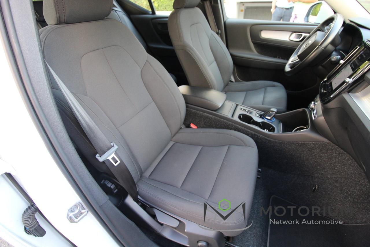 VOLVO XC40 MOMENTUM