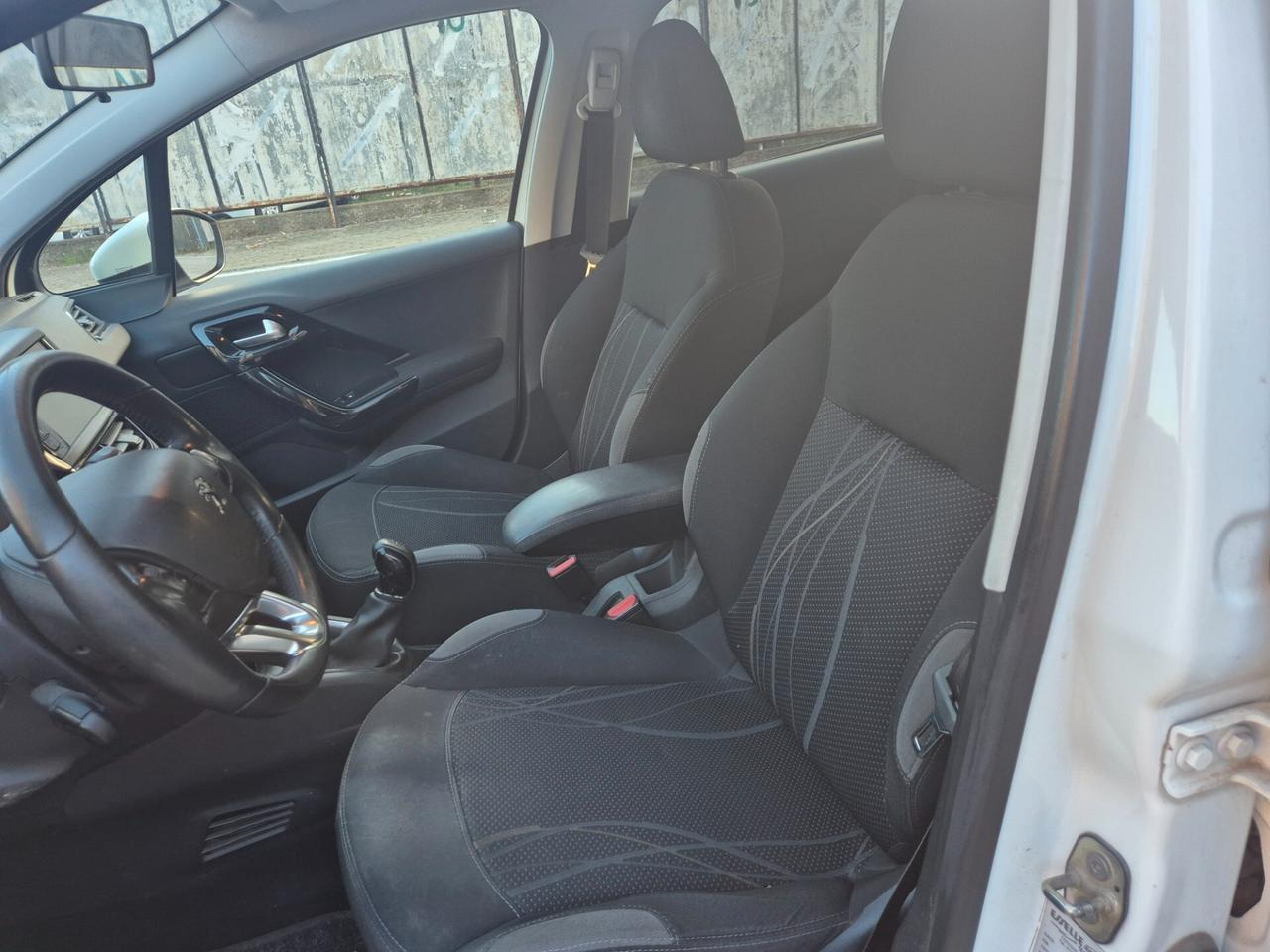 Peugeot 208 1.4 HDi 68 CV Neopatentati