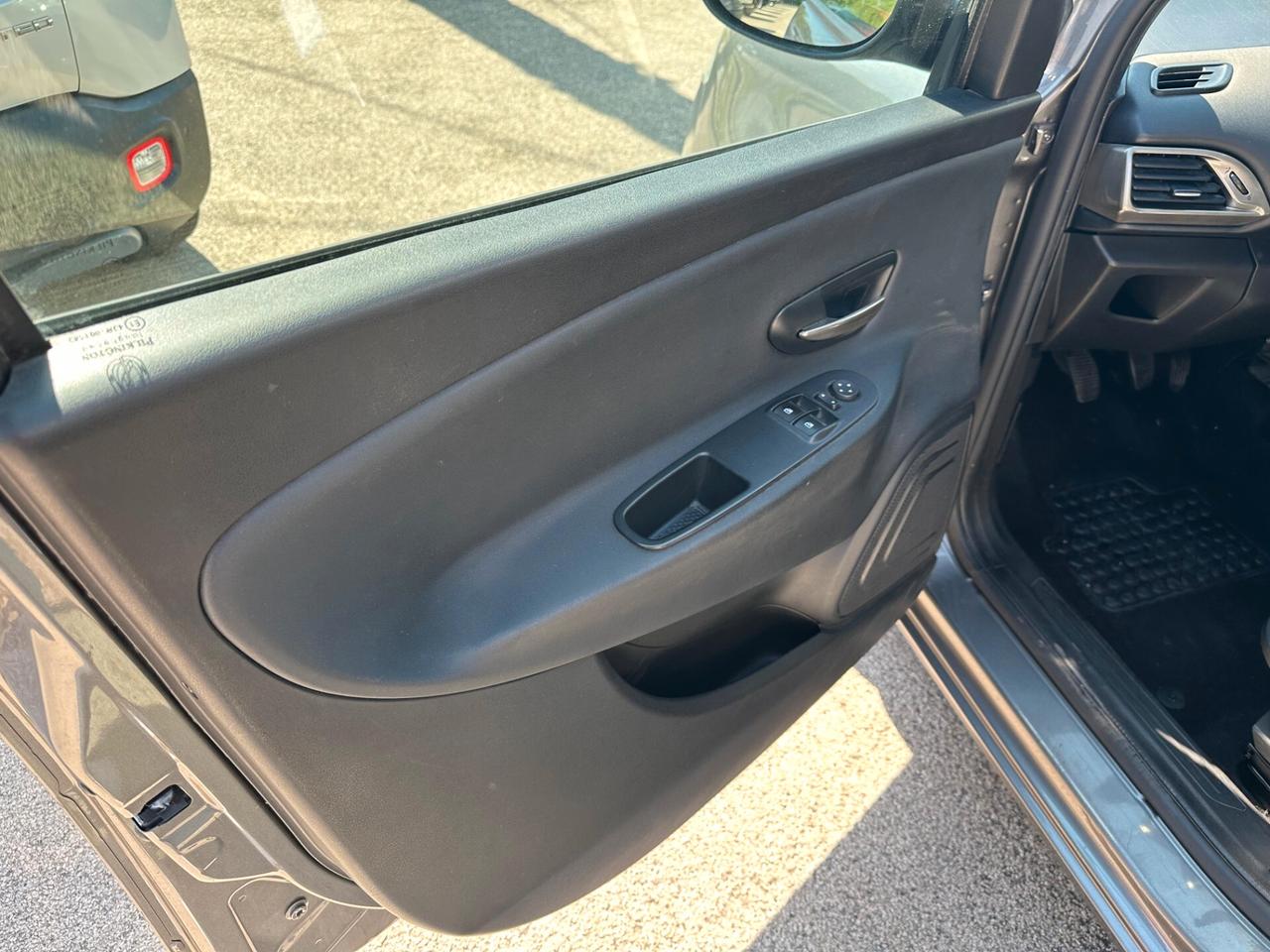 Lancia Ypsilon 1.3 MJT 16V 95 CV 5 porte S&S Platinum NEOPATENTATI