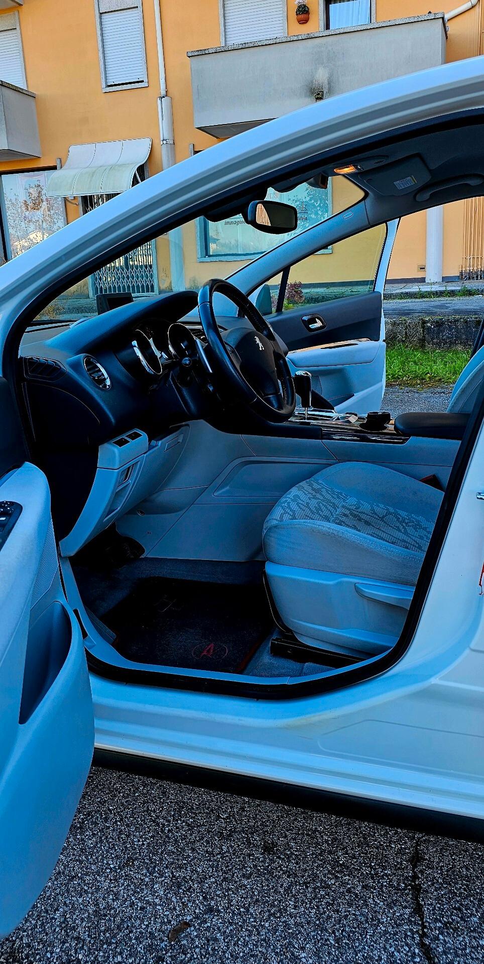 Peugeot 3008 1.6 HDi 110CV cambio robotizzato Premium