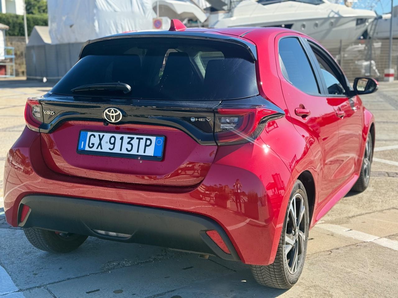 Toyota Yaris 1.5 Hybrid 5 porte red 2025