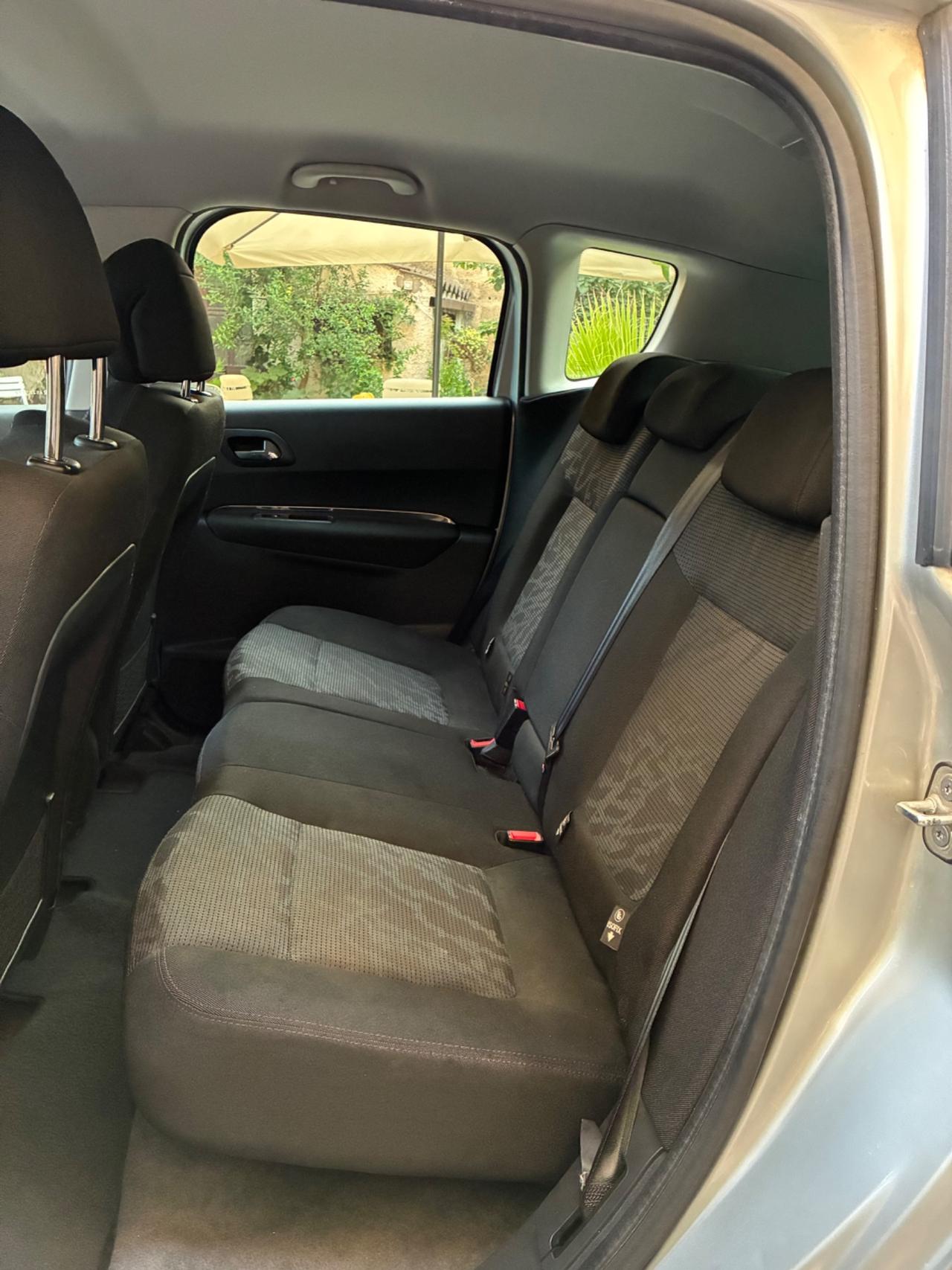 Peugeot 3008 1.6 HDi 112CV cambio robotizzato Business