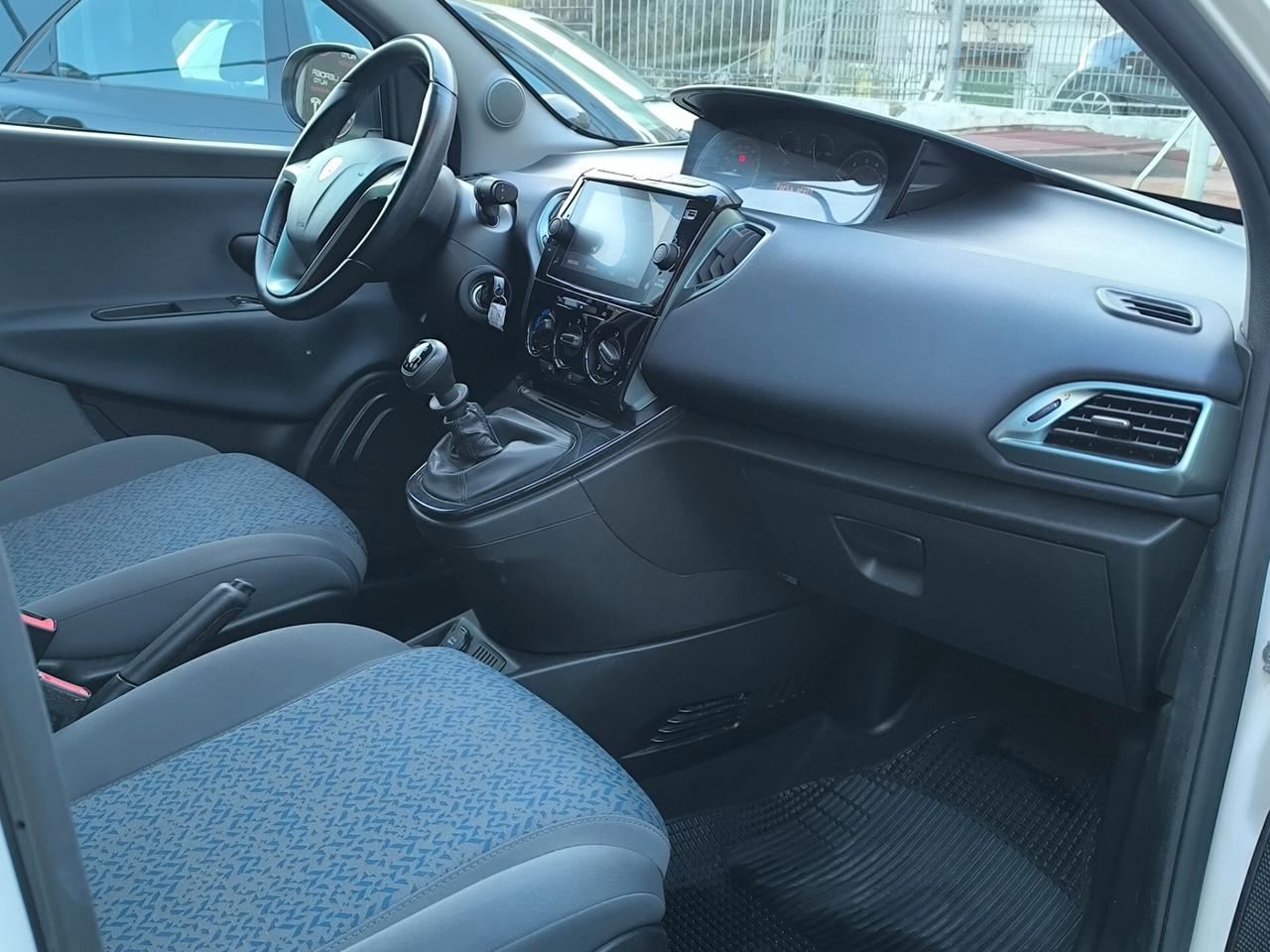 Lancia Ypsilon 1.0 FireFly 5 porte S&S Hybrid Silver