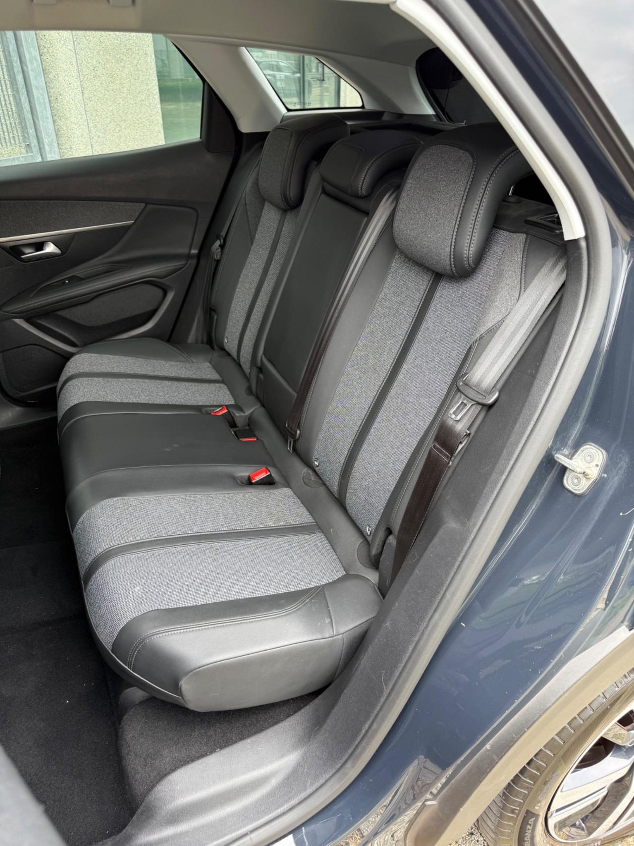 Peugeot 3008 BlueHDi 130 S&S EAT8 Allure*Automatik*Pelle*Navi